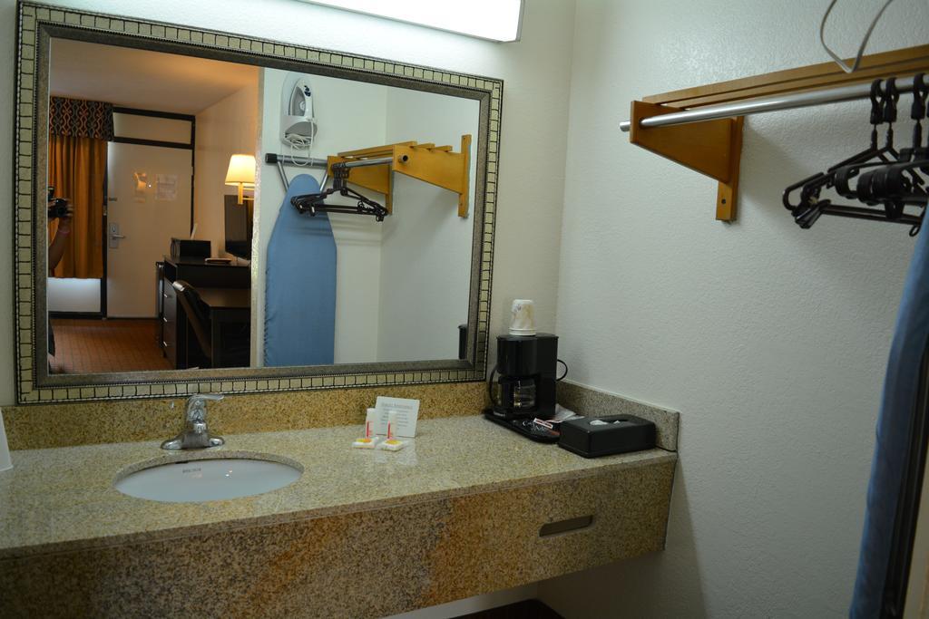 Days Inn By Wyndham Port Royal/Near Parris Island Bagian luar foto